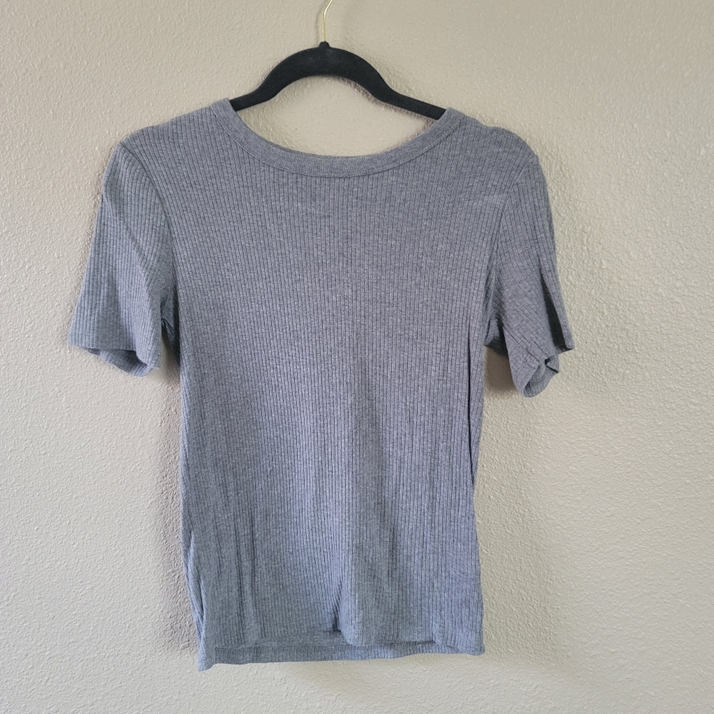 ✨️BOGO✨️A new day Grey Ribbed Tee Shirt Layering Top Small
